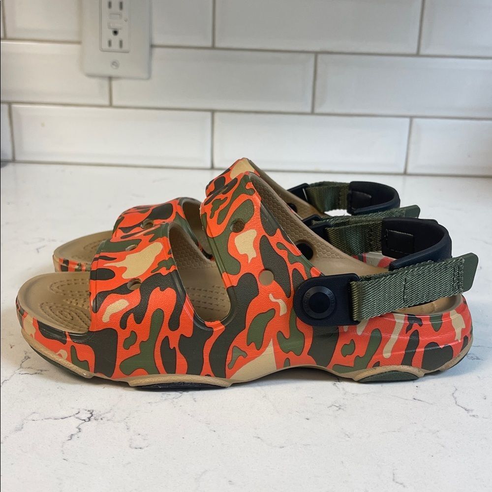 CROCS CLASSIC ALLTERRAIN CAMO SANDAL Kids Orange Camo Strap Sandals SZ Junior 3 - Picture 12 of 17